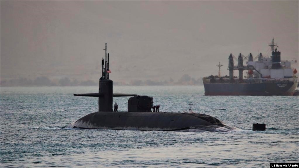 美国海军一艘巡航导弹核潜艇穿越中东苏伊士运河。（2023年4月7日）(photo:VOA)