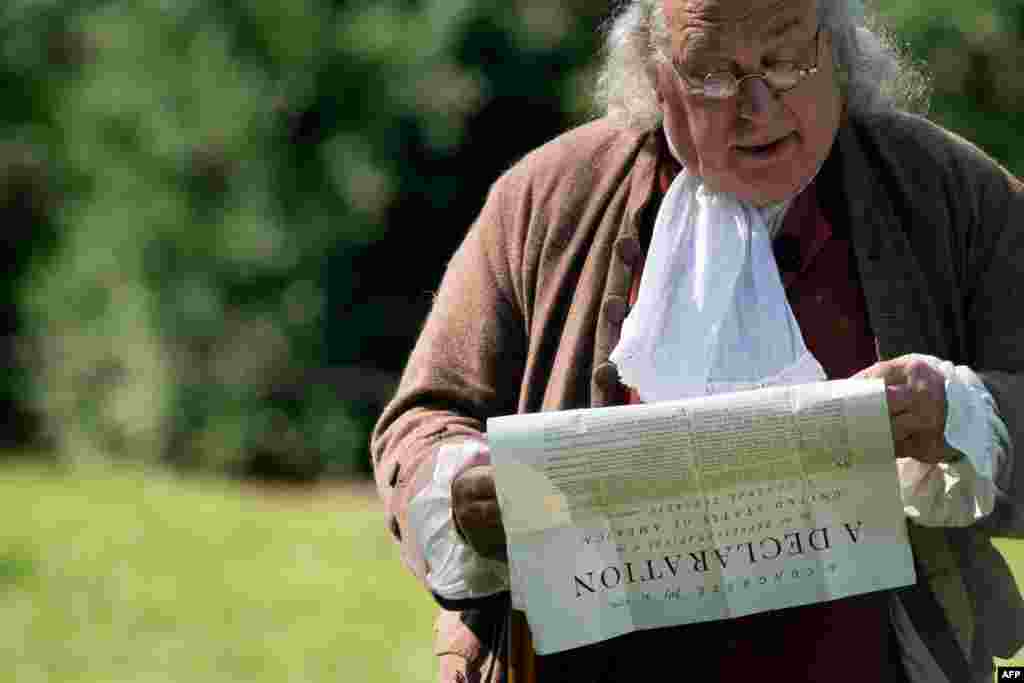 Актер кој се претставува како Бенџамин Френклин ја чита Декларацијата за независност на Денот на независноста на планината Вернон на Џорџ Вашингтон во Маунт Вернон, Вирџинија, 4 јули 2023 година.