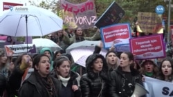 Kadınlar yağmura rağmen meydanlardaydı: “İsyanımızı haykırmak için buradayız”