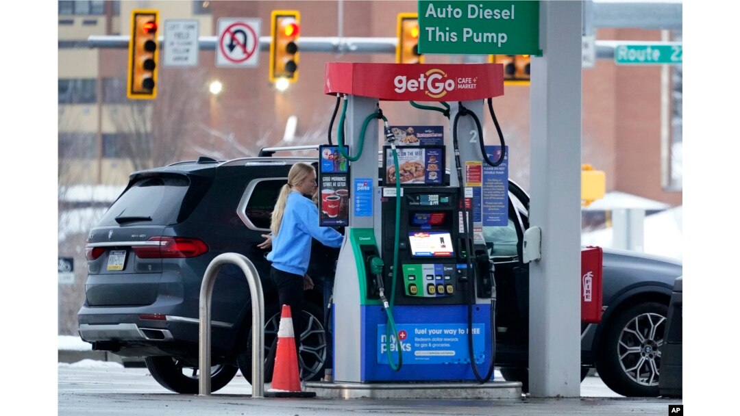 Seorang perempuan mengisi bahan bakar di GetGo Mini Mart di Valencia, Pa., 23 Januari 2023. (AP/Gene J. Puskar)