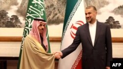 Menteri Luar Negeri Iran Hossein Amir-Abdollahian (kanan) dan Menteri Luar Negeri Saudi Pangeran Faisal bin Farhan (kiri) bertemu di Beijing pada 6 April 2023. (Foto: via AFP)