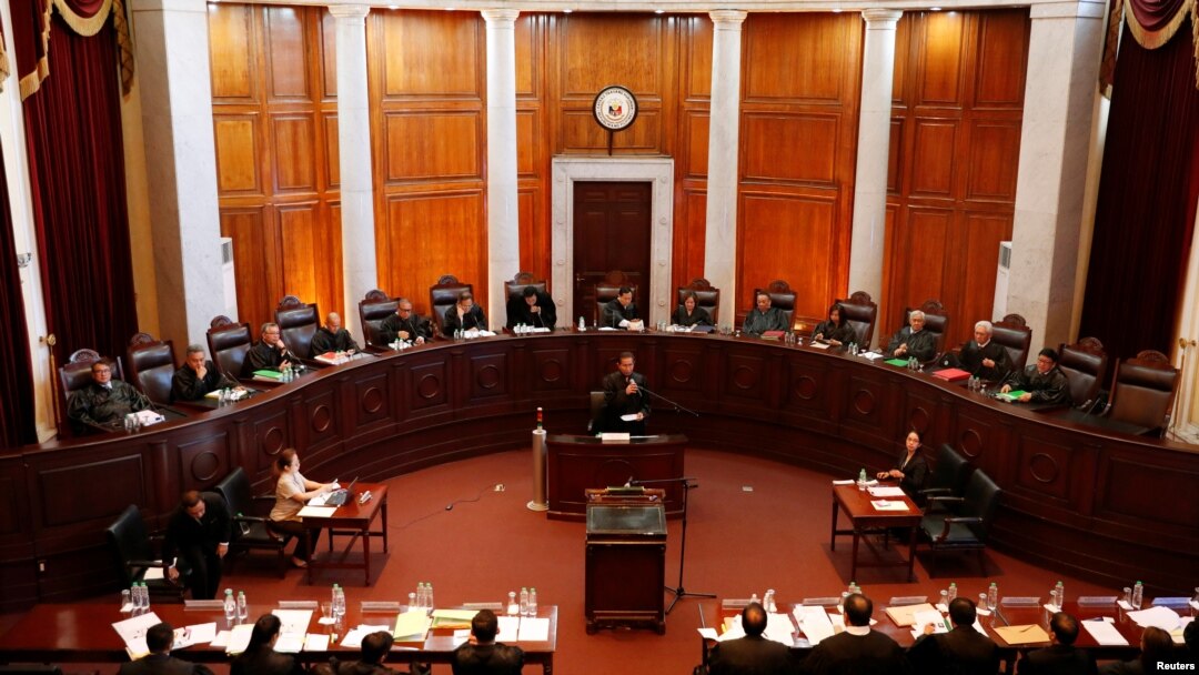 FILE - Hakim Filipina dalam sesi en-banc di Mahkamah Agung di Manila, Filipina 19 Juni 2018. (REUTERS/Erik De Castro)