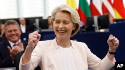 Presiden Komisi Eropa Ursula von der Leyen (kanan), meluapkan kegembiraannya setelah pengumuman hasil pemungutan suara di Parlemen Eropa di Strasbourg, Prancis timur, 18 Juli 2024.