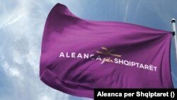 Фотографија од знамето на партијата Алијанса за Албанците