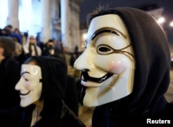 Anonymous hacker grubu üyeleri dünya genelinde bu yüz maskeleriyle tanınıyor.