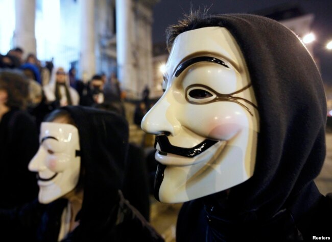 Anonymous hacker grubu üyeleri dünya genelinde bu yüz maskeleriyle tanınıyor.