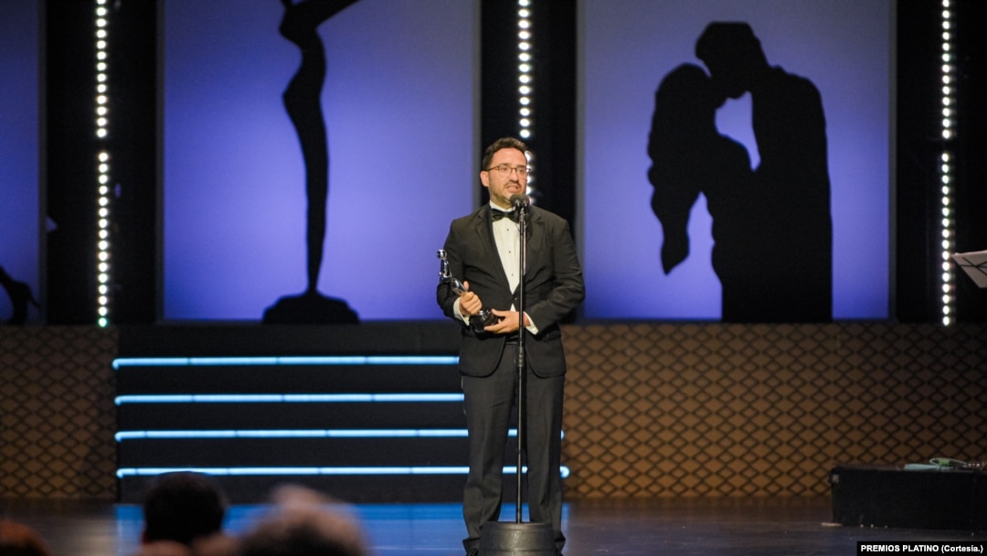 Juan Antonio Bayona, director de "La Sociedad de la Nieve", recogiendo el premio a mejor director durante la ceremonia de Premios Platino este 20 de abril de 2024.