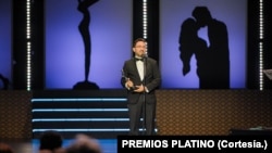 Juan Antonio Bayona, director de "La Sociedad de la Nieve", recogiendo el premio a mejor director durante la ceremonia de Premios Platino este 20 de abril de 2024.