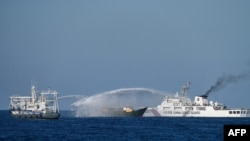 Các tàu tuần duyên Trung Quốc dùng vòi rồng ngăn tàu Philippines tiếp tế cho đơn vị đồn trú trên Bãi Cỏ Mây (Bãi cạn Second Thomas) ngày 5/3/2024..