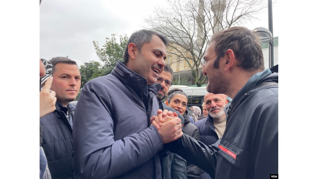 AK Parti tabanının güçlü olduğu Eyüp Sultan'daki ziyaretlerde Kurum’a destek de vardı tepkiler de.