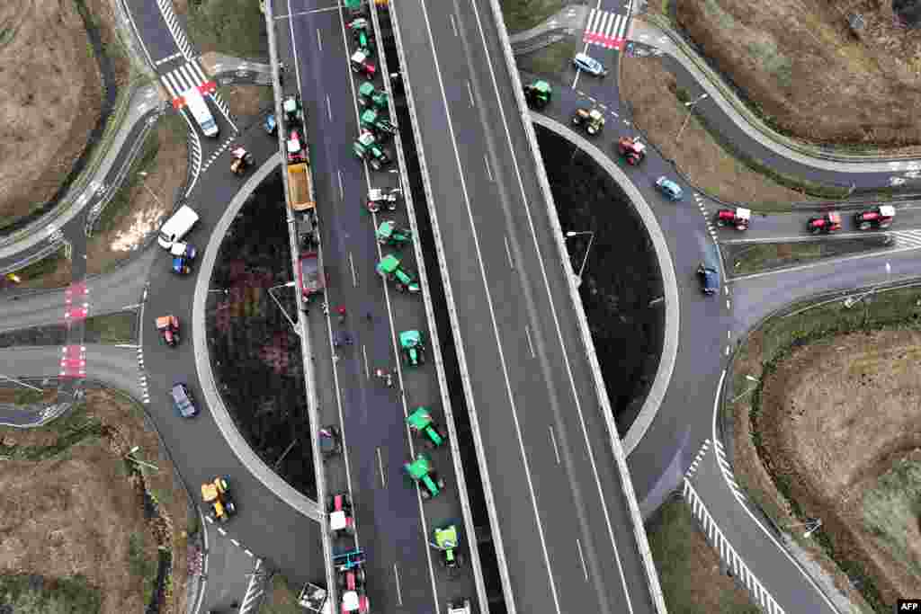 Polish farmers with their tractors and vehicles block the highway linking Warsaw and Lublin outside the town of Ryki, Lublin region, Poland, during a protest of farmers across the country against EU climate measures.