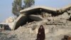 Գազայի հատվածի վրա իսրայելական ռմբաոծման հետևանքով տեղահանված պաղեստինցի կինը՝ Ռաֆահում իր ավերված տան առջև, 2023 թվականի դեկտեմբերի 27