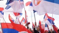 Para pendukung pemimpin separatis Serbia Bosnia Milorad Dodik mengibarkan bendera Serbia dalam aksi protes di Banja Luka, pada 18 April 2024. (Foto: AP/Radivoje Pavicic)