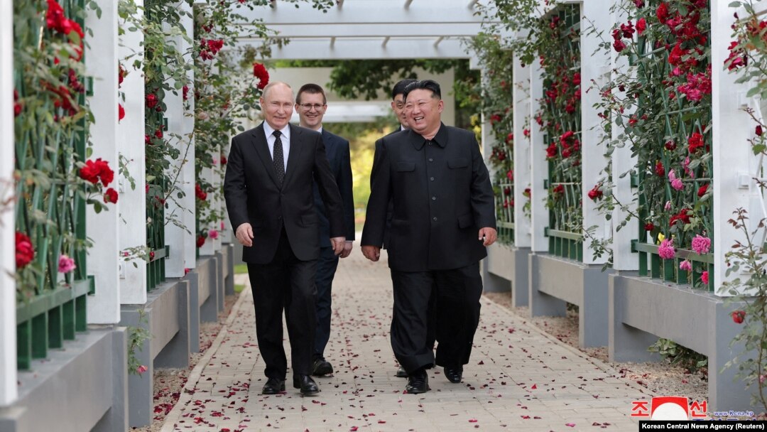 Ruski predsjednik Vladimir Putin i sjevernokorejski lider Kim Jong Utokom šetnje vrtom pansiona Kumsusan u Pjongjangu, Sjeverna Koreja, na ovoj slici koju je objavila Korejska centralna novinska agencija 20. juna 2024. (KCNA preko Reutersa)
