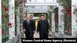 朝鲜中央通讯社2024年6月20日发布的这张图片显示，俄罗斯总统弗拉基米尔·普京和朝鲜领导人金正恩在朝鲜平壤锦绣山宾馆的花园里散步时做出反应。（朝中社，路透社）