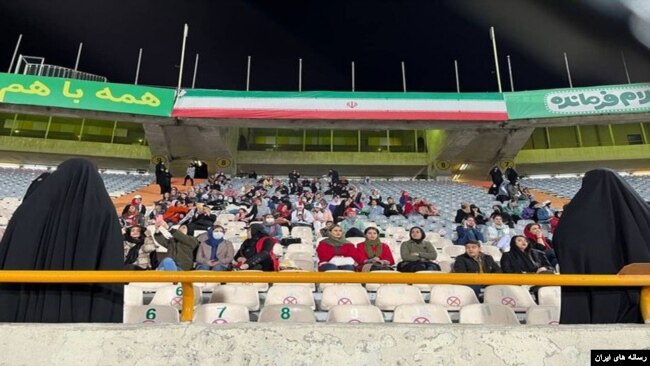 حضور اندک زنان در حاشیه بازی ایران و روسیه، پنجشنبه ۳ فروردین ۱۴۰۲