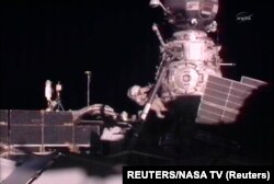 Kosmonaut Oleg Kononenko bdi luar Stasiun Luar Angkasa Internasional dalam gambar yang diambil dari NASA TV, 16 Februari 2012. (Foto: REUTERS/NASA TV)