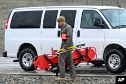 Un infante de marina de los EEUU lleva equipo de rescate en un centro de comando el miércoles 7 de febrero de 2024 en Kitchen Creek, California. (Foto AP/Denis Poroy)