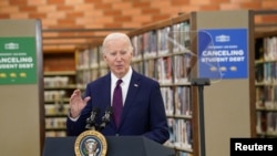 Presiden AS Joe Biden menyampaikan pidato di sebuah acara di Culver City, California, pada 21 Februari 2024. (Foto: Reuters/Kevin Lamarque)