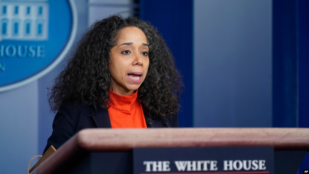 ARCHIVO: Julissa Reynoso,en momentos en que fungía como copresidenta del Consejo de Política de Género y jefa de gabinete de la primera dama Jill Biden, en una conferencia de prensa en la Casa Blanca, el lunes 8 de marzo de 2021, en Washington.