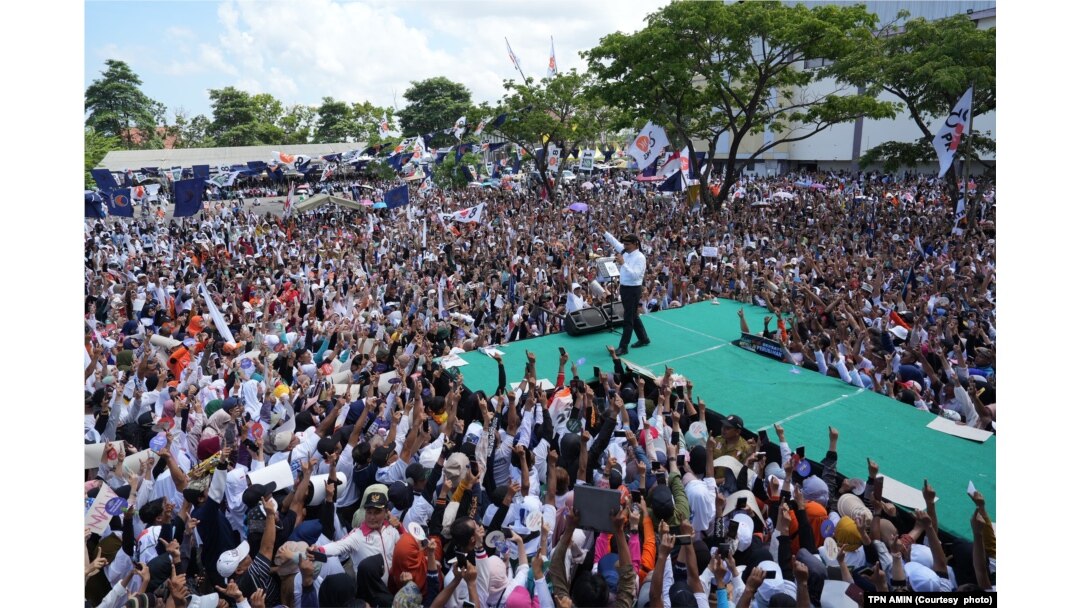 Calon presiden Anies Baswedan berpidato di hadapan para pendukungnya saat kampanye di GOR Lembu Peteng, Tulung Agung, Jawa Timur, Jumat, 9 Februari 2024. (Foto: TPN AMIN)