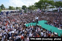Calon presiden Anies Baswedan berpidato di hadapan para pendukungnya saat kampanye di GOR Lembu Peteng, Tulung Agung, Jawa Timur, Jumat, 9 Februari 2024. (Foto: TPN AMIN)