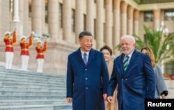 Presiden Brasil Luiz Inacio Lula da Silva, kiri, dan Presiden China Xi Jinping menghadiri upacara penyambutan di Aula Besar Rakyat di Beijing, 14 April 2023. (Foto: via Reuters)