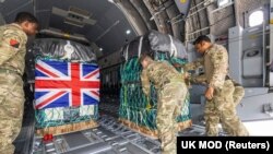 英國軍人在約旦一個未具體地點將人道援助物資裝載到一架A400M Atlas軍用飛機上，作為援助加沙巴勒斯坦人行動的一部分。 （2024年4月9日）