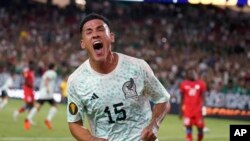 Jwe Meksiken Uriel Antuna selebre dezyem gol seleksyon an kont Ayiti, nan dezyem mitan match Gold Cup CONCACAF yo a nan Glendale, Arizona, 29 Jyen 2023.