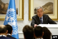 Sekretaris Jenderal PBB Antonio Guterres dalam konferensi pers tentang pertemuan dengan Utusan Khusus untuk Afghanistan di ibu kota Qatar, Doha, 19 Februari 2024. (KARIM JAAFAR / AFP)