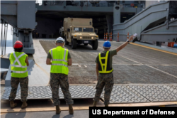 美国海军陆战队参与“肩并肩”（Balikatan）联合军演的一批装备2023年4月3日运抵菲律宾的苏比克湾港。（美国海军陆战队照片）