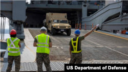 美国海军陆战队参与“肩并肩”（Balikatan）联合军演的一批装备2023年4月3日运抵菲律宾的苏比克湾港。（美国海军陆战队照片）