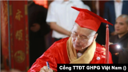 Thượng tọa Thích Chân Quang trong ngày nhận bằng tiến sĩ luật. (Ảnh: Cổng Thông Tin Điện Tử Giáo Hội Phật Giáo Việt Nam)