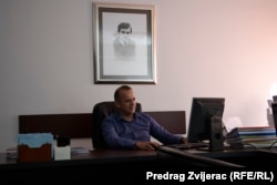 2023年8月，伊夫科维奇一家和其他村民的律师佩里卡·巴比奇坐在波斯尼亚和黑塞哥维那利夫诺的办公室里。