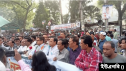 জাতীয় প্রেসক্লাবের সামনে বিএনপির নেতা-কর্মীরা মানববন্ধন করেছে। ১০ ডিসেম্বর, ২০২৩।