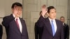 资料照：台湾前总统马英九与中国领导人习近平在新加坡举行会晤期间向媒体致意。（2015年11月7日）