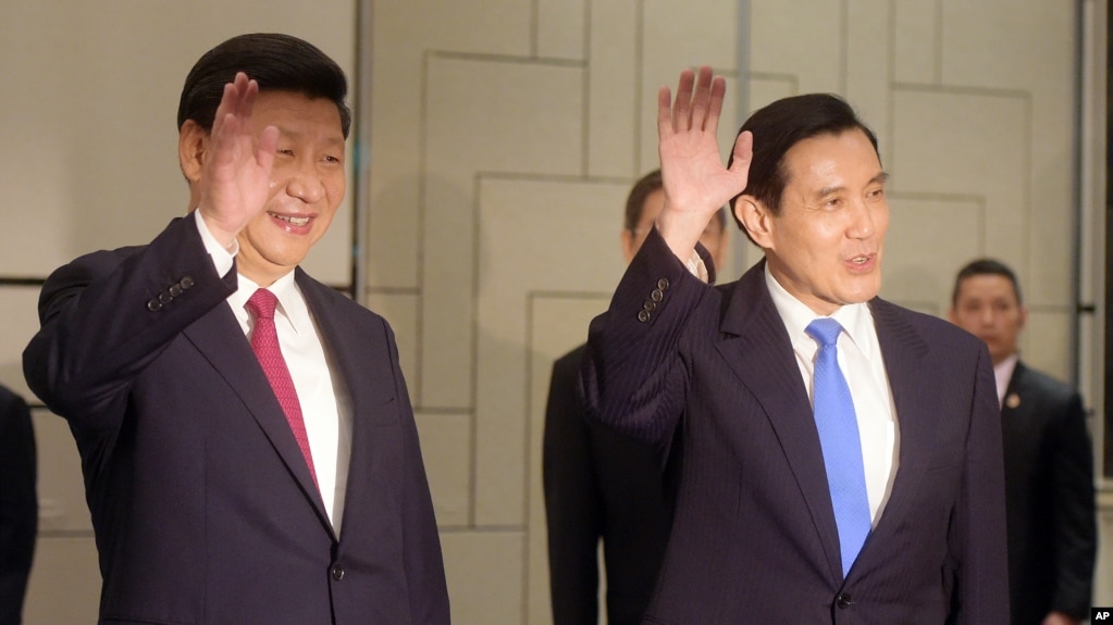 资料照：台湾前总统马英九与中国领导人习近平在新加坡举行会晤期间向媒体致意。（2015年11月7日）