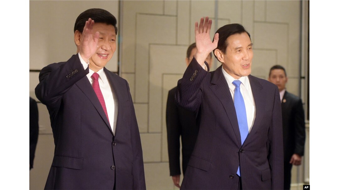President China Xi Jinping, di sebelah kiri, dan Ma Ying-jeou saat masih menjabat sebagai presiden Tawain di Singapura, 7 November 2015. (Foto: AP)