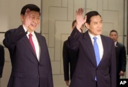 President China Xi Jinping, di sebelah kiri, dan Ma Ying-jeou saat masih menjabat sebagai presiden Tawain di Singapura, 7 November 2015. (Foto: AP)