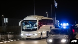 Vozilo izraelske granične straže prati autobus Crvenog krsta do vojnog zatvora Ofer na okupiranoj Zapadnoj obali, 30. novembra 2023.