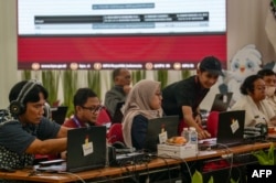 Petugas Komisi Pemilihan Umum (KPU) melakukan rekapitulasi nasional hasil pemilu di kantor KPU Jakarta pada 15 Februari 2924. (Foto: AFP)