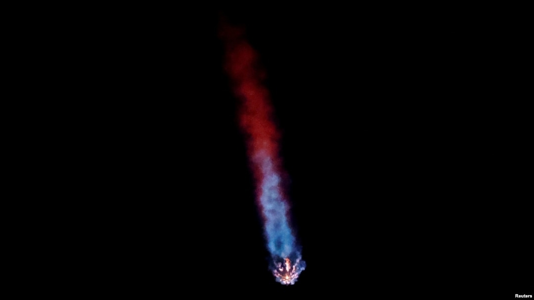 Un cohete SpaceX Falcon 9 despega en la misión IM-1 con el módulo de aterrizaje lunar Nova-C construido y propiedad de Intuitive Machines desde el Centro Espacial Kennedy en Cabo Cañaveral, Florida, EEUU, el 15 de febrero de 2024.