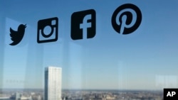 미국 뉴욕 시내 건물 유리창에 소셜미디어 트위터와 인스타그램, 페이스북, 핀터레스트(왼쪽부터) 로고가 붙어있다. (자료사진) 