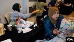Jemaah remaja masjid Indonesia At Thohir di Los Angeles membuka stan balon dan melukis wajah di acara bazar (dok: VOA)
