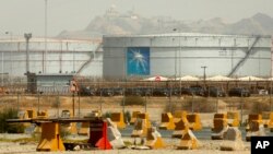 Tangki penyimpanan minyak mentah milik Saudi Aramco, di Jeddah, Arab Saudi, 21 Maret 2021. (Foto: AP)