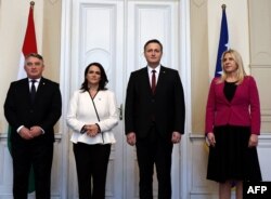 Presiden Houngaria Katalin Novak (kedua dari kiri) berfoto bersama anggota Kepresidenan tripartit Bosnia dan Herzegovina, Zeljko Komsic (kiri), Denis Becirovic (kedua dari kanan) dan Zeljka Cvijanovic (kanan) sebelum pertemuan bilateral di Sarajevo, 30 Januari 2024. (AFP)