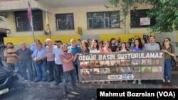 Supporters of a group of Kurdish journalists detained since June 2022 gather in Diyarbakir, Turkey, to protest the arrests. (Mahmut Bozarslan/VOA Turkish)