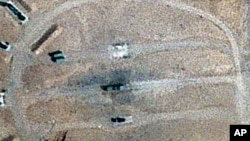 Следы пожара окружают то, что аналитики идентифицируют как радарную систему ракетной батареи С-300 российского производства, недалеко от авиабазы в Исфахане, Иран, 2 апреля 2024 года. 