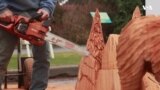 Уметници со моторни пили создаваат деликатни дрвени креации