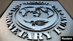 Логотип МВФ на здании штаб-квартиры фонда в Вашингтоне, 14 сентября 2018 года